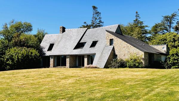 Signature Architecturale et Horizon Marin : Une Œuvre d’Yves Guilloux