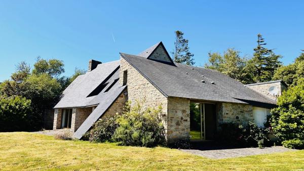 Signature Architecturale et Horizon Marin : Une Œuvre d’Yves Guilloux