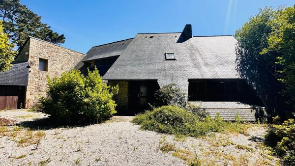 Signature Architecturale et Horizon Marin : Une Œuvre d’Yves Guilloux
