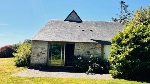 Signature Architecturale et Horizon Marin : Une Œuvre d’Yves Guilloux
