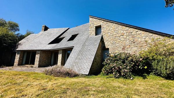 Signature Architecturale et Horizon Marin : Une Œuvre d’Yves Guilloux