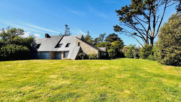 Signature Architecturale et Horizon Marin : Une Œuvre d’Yves Guilloux