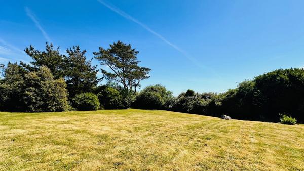 Signature Architecturale et Horizon Marin : Une Œuvre d’Yves Guilloux