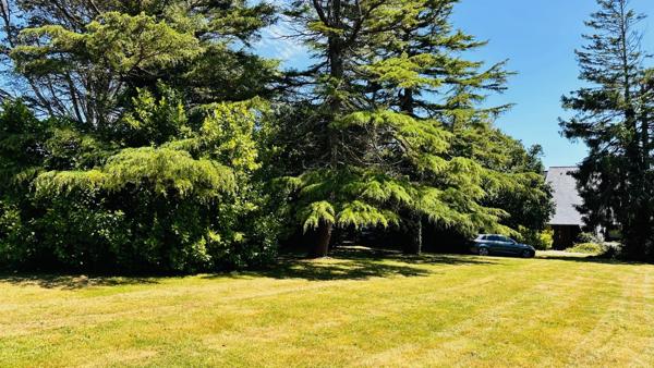 Signature Architecturale et Horizon Marin : Une Œuvre d’Yves Guilloux