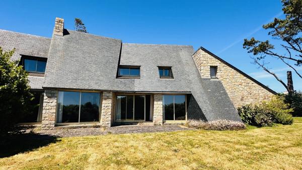 Signature Architecturale et Horizon Marin : Une Œuvre d’Yves Guilloux