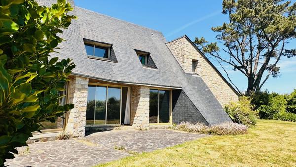 Signature Architecturale et Horizon Marin : Une Œuvre d’Yves Guilloux