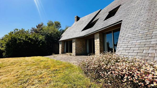 Signature Architecturale et Horizon Marin : Une Œuvre d’Yves Guilloux