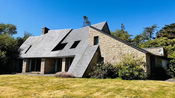 Signature Architecturale et Horizon Marin : Une Œuvre d’Yves Guilloux