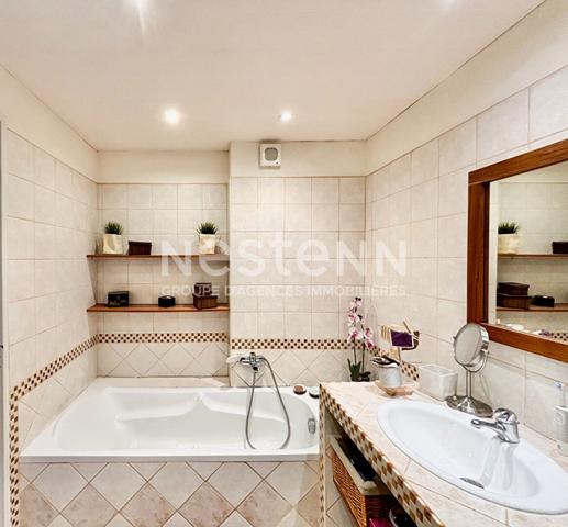 LES PENNES MIRABEAU - EXCLUSIVITÉ - Appartement spacieux de 99m2 - 5 pièces avec un balcon et une cave en sous sol