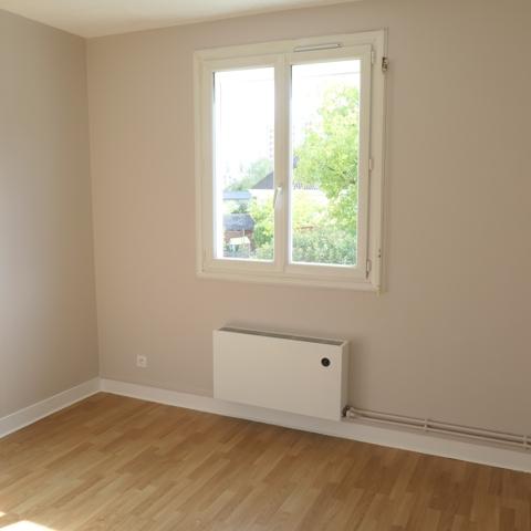 Maison 3 chambres avec jardin et garage dans un lotissement calme