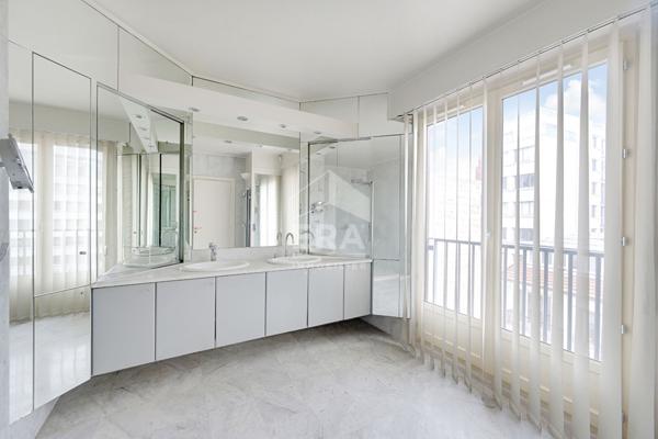 PROCHE NATION  RARE  AU  DERNIER ETAGE  163 M2 5 PIèces avec balcon