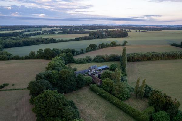 Charmant manoir du XVIIIe siècle et longère sur 1,6 hectare parfait pour une activité de gîtes