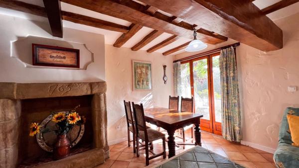 Charmant manoir du XVIIIe siècle et longère sur 1,6 hectare parfait pour une activité de gîtes