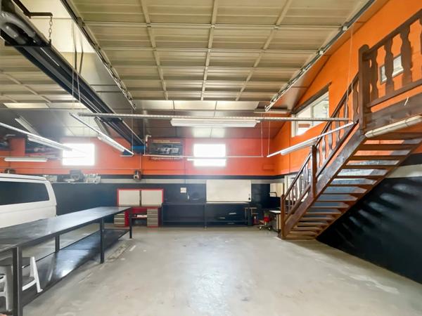 Local d'activité avec bureau - Fontenay Trésigny