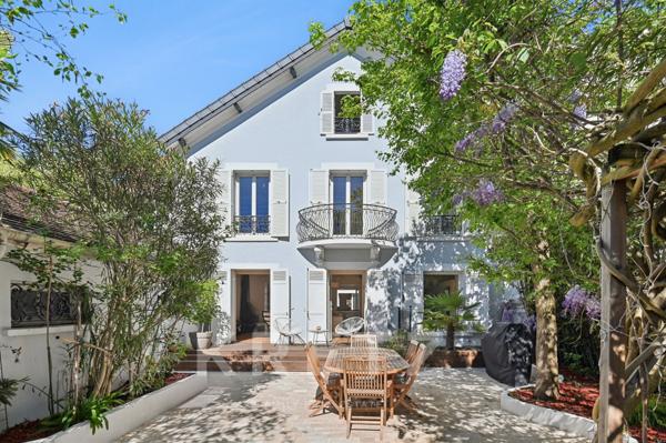 Maison familiale avec cour et patio arborés