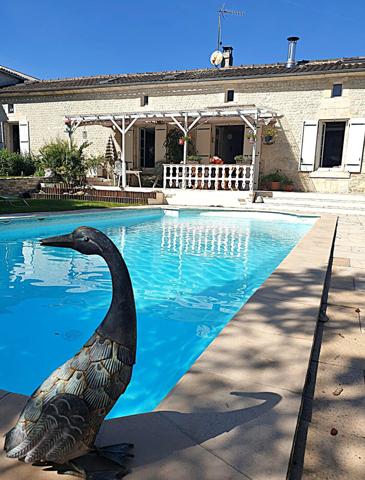 Maison 145 m² pierre à vendre 6 pièces BELLEVIGNE (16) 3/4 Chambres plus piscine,