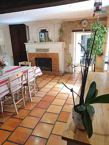 Maison 145 m² pierre à vendre 6 pièces BELLEVIGNE (16) 3/4 Chambres plus piscine,