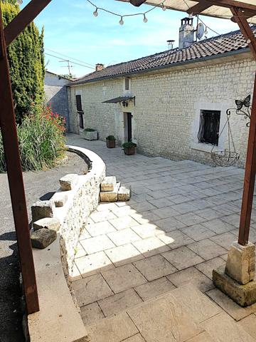 Maison 145 m² pierre à vendre 6 pièces BELLEVIGNE (16) 3/4 Chambres plus piscine,