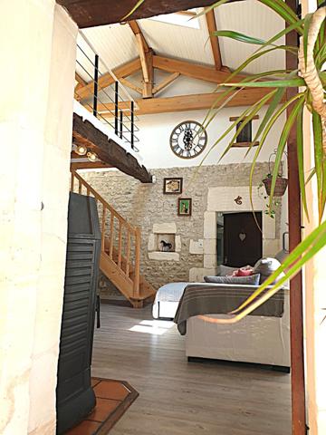 Maison 145 m² pierre à vendre 6 pièces BELLEVIGNE (16) 3/4 Chambres plus piscine,
