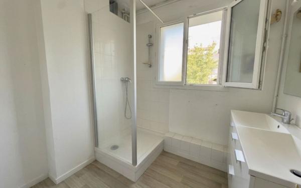 Immeuble à vendre    12 pièces • 224,18 m2 Poitiers