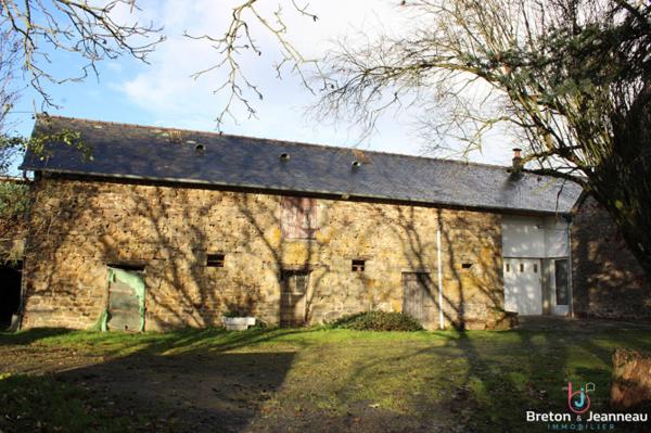 Corps de ferme sur 2 ha 52 à Ernée
