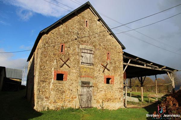 Corps de ferme sur 2 ha 52 à Ernée