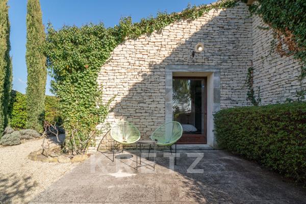 Élégante maison en pierre avec vue