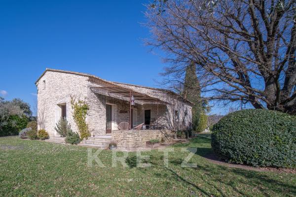 Élégante maison en pierre avec vue
