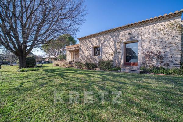 Élégante maison en pierre avec vue