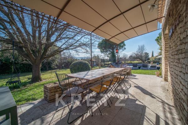 Élégante maison en pierre avec vue