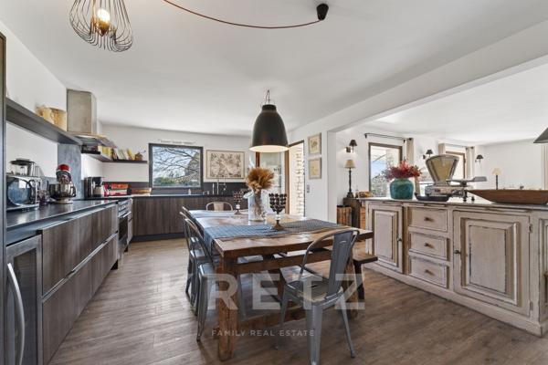 Élégante maison en pierre avec vue