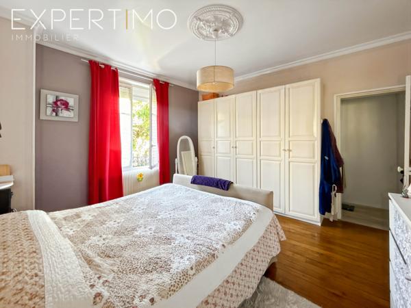 Soisy-sous-Montmorency (95230) Andilly. Charmante maison de 6 pièces de 135 m², située dans un écrin de verdure, en parfait état.