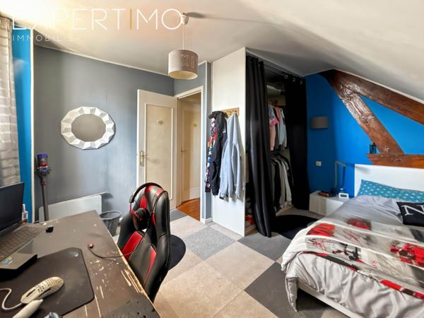 Soisy-sous-Montmorency (95230) Andilly. Charmante maison de 6 pièces de 135 m², située dans un écrin de verdure, en parfait état.