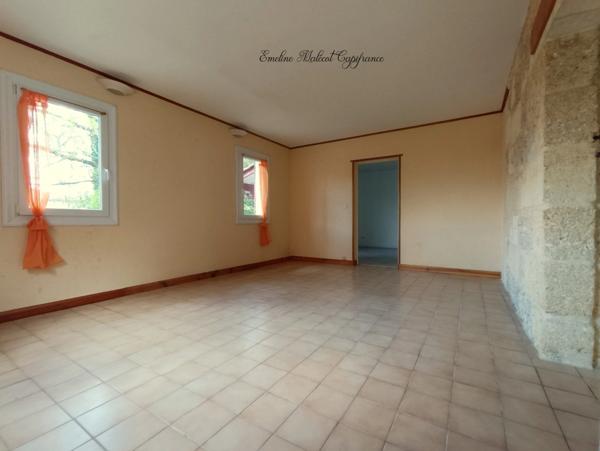 🏡 Maison en pierre 140 m² + jardin – 289 000 €