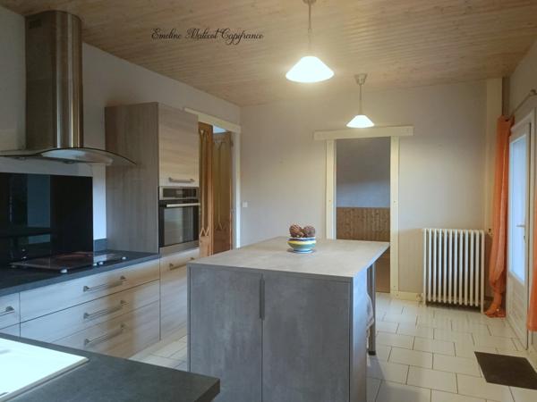 🏡 Maison en pierre 140 m² + jardin – 289 000 €