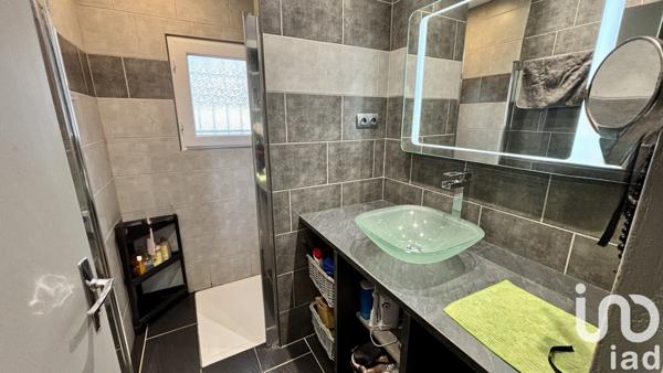 Maison traditionnelle 5 pièces de 130 m² à Saint-Julien-du-Serre (07200)