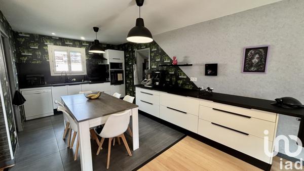 Maison traditionnelle 5 pièces de 130 m² à Saint-Julien-du-Serre (07200)