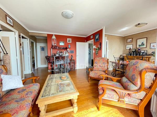 Belle vue mer: A deux du centre ville et des plages: Appartement 68 m2, 2 chambres-cave-place de parking.