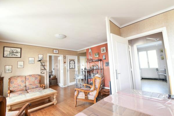 Belle vue mer: A deux du centre ville et des plages: Appartement 68 m2, 2 chambres-cave-place de parking.