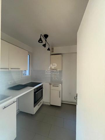Versailles Notre-Dame Studio 35 m² situé au 2ème étage avec cave €263 000 ** - Référence 26174