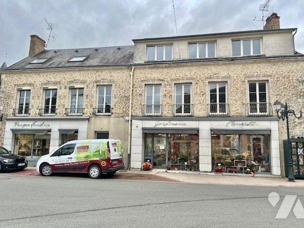 Immeuble complet (local commercial et 3 appartements), plein centre comprenant :
Au-rez-de-cha...