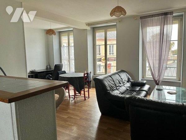 Immeuble complet (local commercial et 3 appartements), plein centre comprenant :
Au-rez-de-cha...