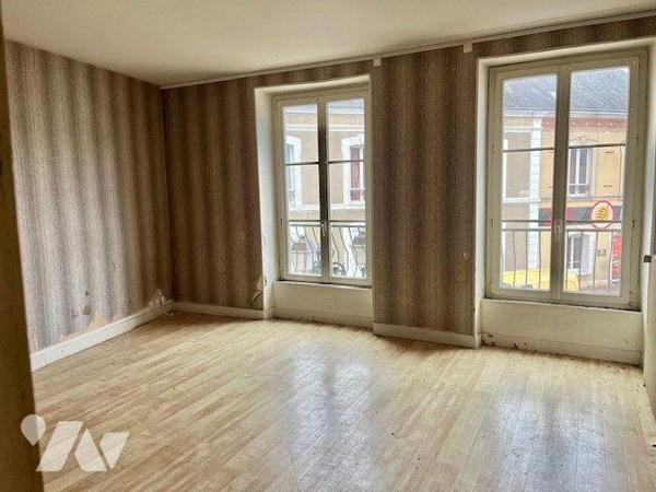 Immeuble complet (local commercial et 3 appartements), plein centre comprenant :
Au-rez-de-cha...