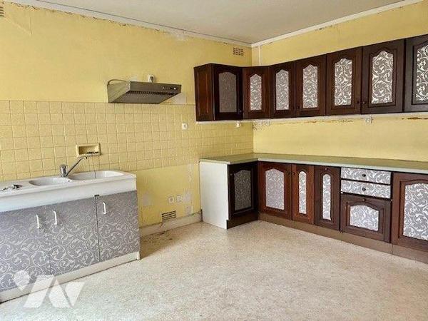 Immeuble complet (local commercial et 3 appartements), plein centre comprenant :
Au-rez-de-cha...