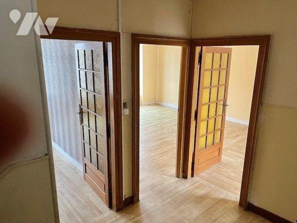 Immeuble complet (local commercial et 3 appartements), plein centre comprenant :
Au-rez-de-cha...