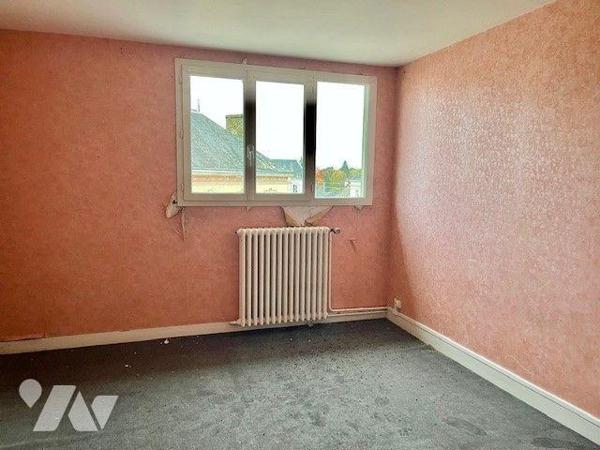 Immeuble complet (local commercial et 3 appartements), plein centre comprenant :
Au-rez-de-cha...