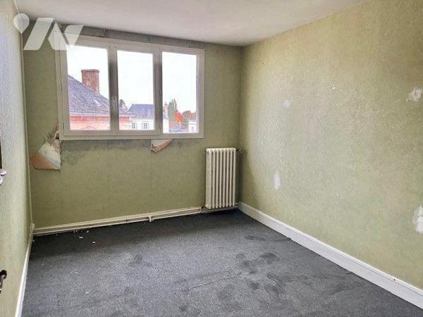 Immeuble complet (local commercial et 3 appartements), plein centre comprenant :
Au-rez-de-cha...