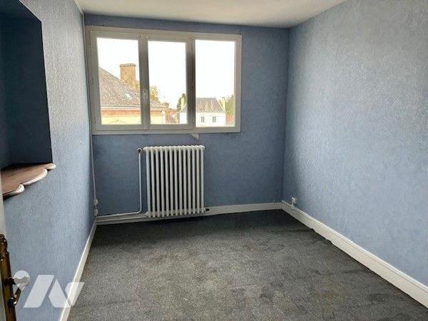 Immeuble complet (local commercial et 3 appartements), plein centre comprenant :
Au-rez-de-cha...