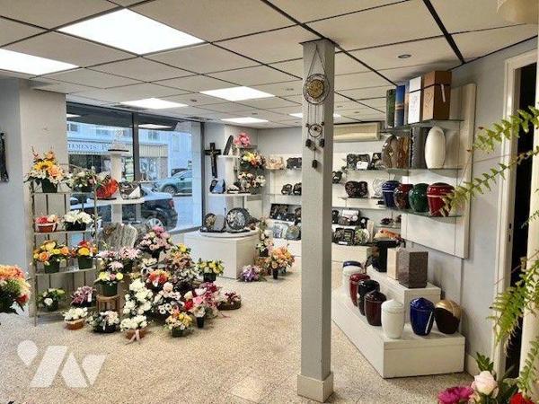 Immeuble complet (local commercial et 3 appartements), plein centre comprenant :
Au-rez-de-cha...