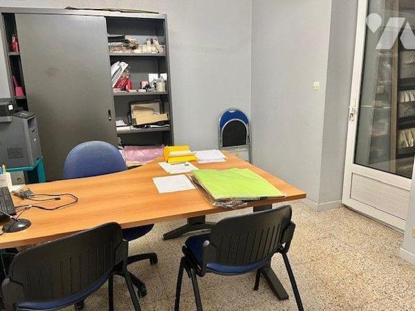 Immeuble complet (local commercial et 3 appartements), plein centre comprenant :
Au-rez-de-cha...